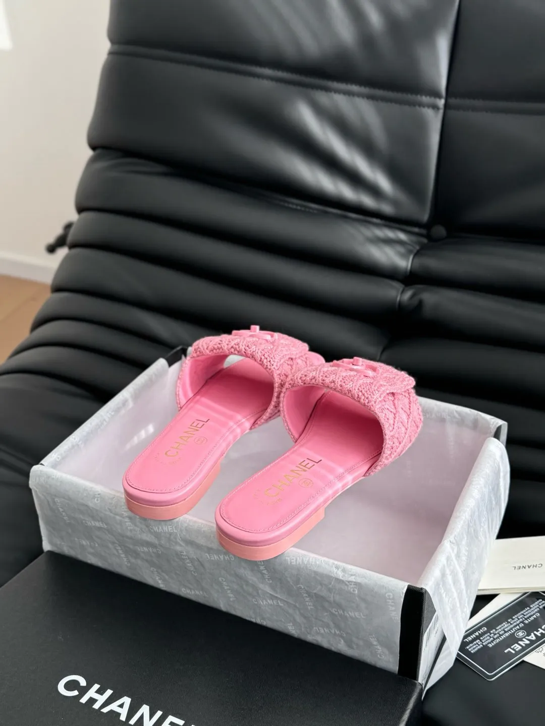 👟👟Ex-factory price 400👟👟 Chanel 25C new schoolbag buckle slippers, return of the classic schoolbag buckle design, special vintage, full of retro flavor, loafers have also grown to aesthetics, upper cowhide, lining sheepskin, original outsole Size: 35-39 40 41 42 Customized, non-refundable and non-exchangeable